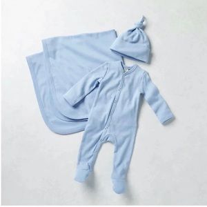 kate quinn layette gift set in periwinkle